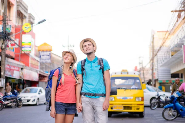 Paar Lopen Samen Aziatische Street Backpackers — Stockfoto