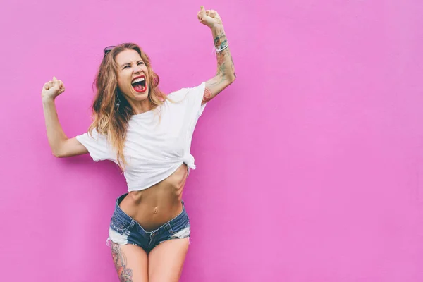 Joven Mujer Excitada Con Las Manos Levantadas Contra Pared Rosa — Foto de Stock