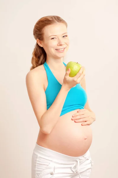 Wesoły Młodych Kaukaski Kobieta Ciąży Dotykając Jej Brzuch Trzyma Jabłko — Zdjęcie stockowe