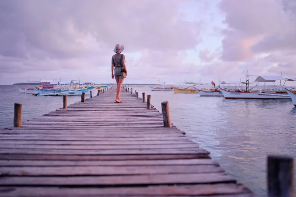 Mujer Joven Con Sombrero Sosteniendo Cámara Pie Muelle Pesca Madera —  Fotos de Stock