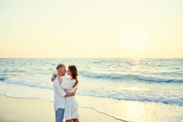 Joven Pareja Cariñosa Besándose Abrazándose Playa Arena Mar — Foto de Stock