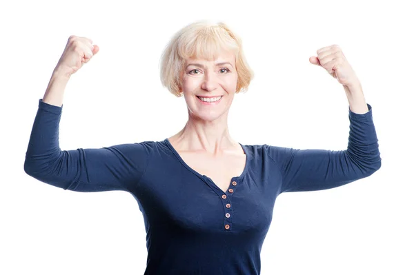 Feliz Anciana Mostrando Sus Fuertes Brazos Musculares Aislado Sobre Blanco — Foto de Stock