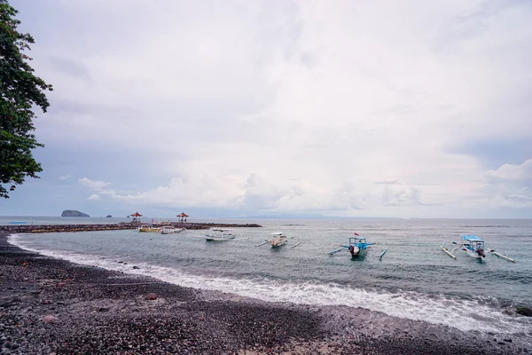 Splendido Paesaggio Marino Balinese Con Spiaggia Barche Pesca Tradizionali Cielo — Foto Stock