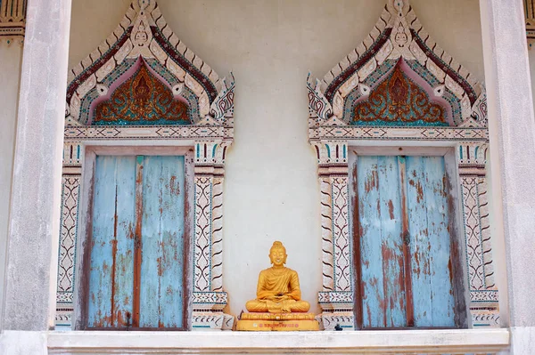 Τοίχο Του Βουδιστικό Ναό Πλούσια Διακοσμημένα Παράθυρα Διακοσμημένα Μοτίβα Επιχρύσωση — Φωτογραφία Αρχείου