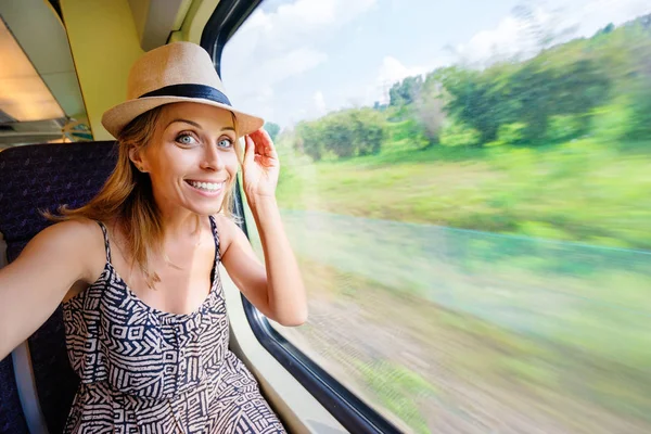 若い可愛い女性 Selfie を取って窓の近くに座って電車旅行 — ストック写真