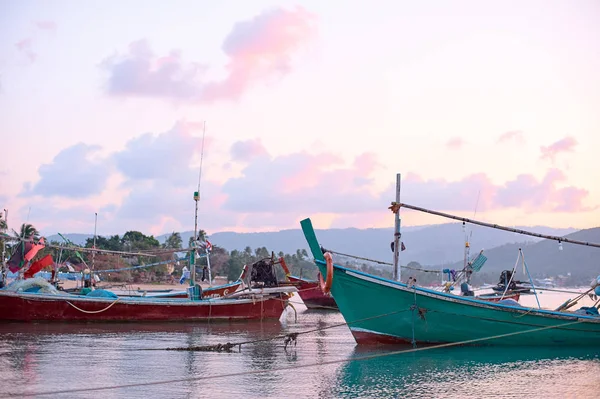 Prachtig Uitzicht Met Traditionele Longtail Vissersboot Het Zee Oppervlak — Stockfoto