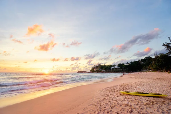 Pôr Sol Praia Mar Com Prancha Surf Salva Vidas Areia — Fotografia de Stock