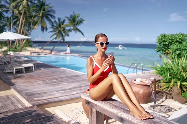 Ganska Ung Kvinna Med Smartphone Nära Pool Tropical Beach — Stockfoto