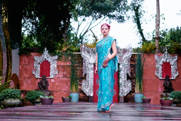 Mulher Caucasiana Jovem Bonita Roupas Tradicionais Indianas Com Maquiagem Nupcial — Fotografia de Stock