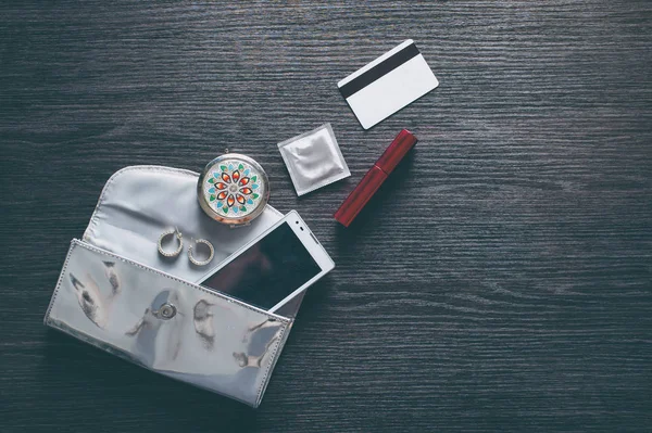 Diferentes Objetos Sobre Fondo Madera Bolso Plata Con Smartphone Tarjeta — Foto de Stock