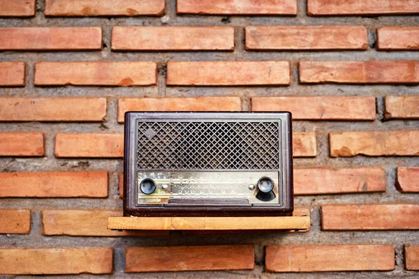 老式复古收音机调谐器在红色砖墙背景上 — 图库照片