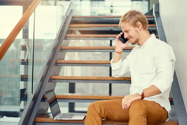 Joven Guapo Hablando Teléfono Inteligente Oficina — Foto de Stock