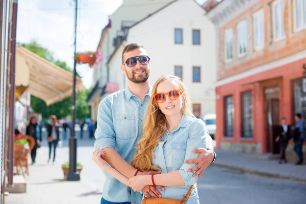 Smiling Young Couple Standing Old Town Street — Stock Photo, Image