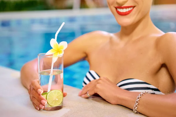 Souriant Jeune Femme Boire Cocktail Dans Piscine — Photo