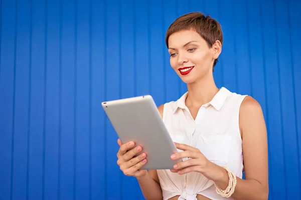 Retrato Colorido Mulher Muito Jovem Usando Computador Tablet Contra Parede — Fotografia de Stock