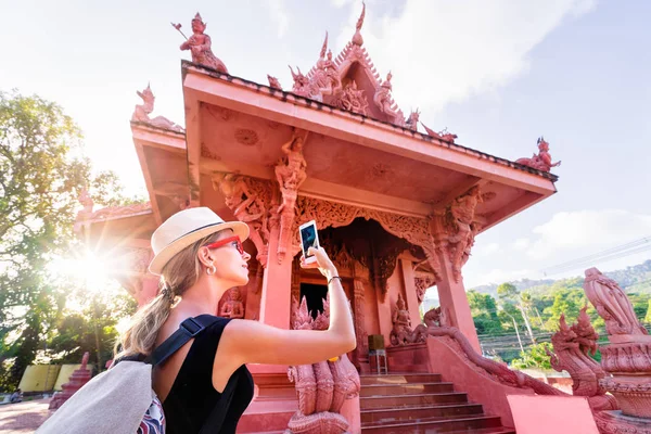 Jovem Mulher Tirando Foto Templo Ilha Samui Tailândia — Fotografia de Stock