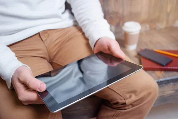 Närbild Manliga Händer Som Håller Tablet — Stockfoto