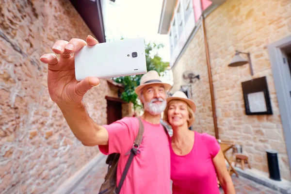 Viajando Pareja Ancianos Tomando Selfie Juntos Contra Fondo Ciudad Vieja —  Fotos de Stock