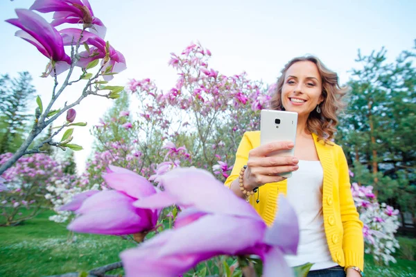 Attraktive Junge Frau Fotografiert Mit Ihrem Smartphone Frühlingspark — Stockfoto