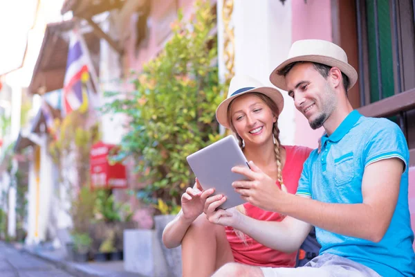 Resor Par Backpackers Använder Digitala Tablett Utomhus — Stockfoto