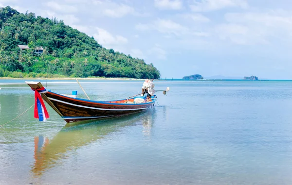 Bote Cola Larga Mar Claro Sobre Cielo Azul — Foto de Stock