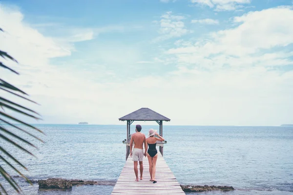 Vista Trasera Pareja Amorosa Caminando Juntos Muelle Madera —  Fotos de Stock