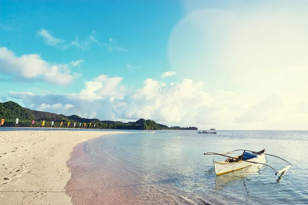 Playa Arena Blanca Con Banderas Colores Ella Isla Siargao Filipinas — Foto de Stock