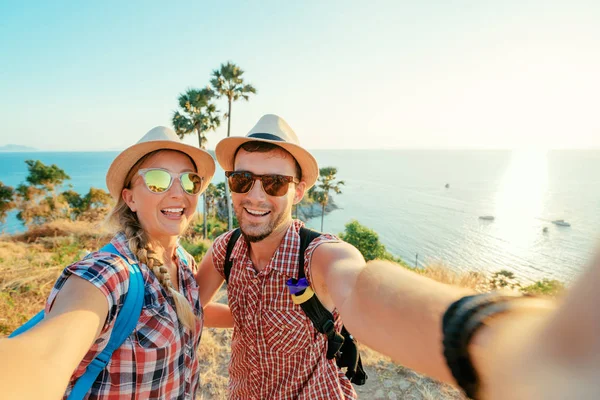 海の近くの山の上を歩いて彼らのカップル撮影 Selfie を愛する白人の若者 — ストック写真