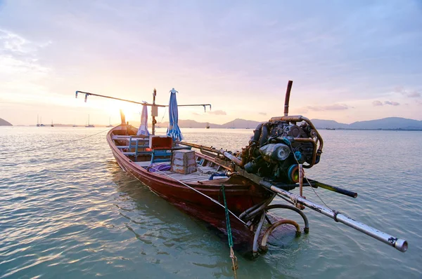 Kleurrijke Weergave Met Strand Traditionele Longtail Boot Mooie Zonsondergang Achtergrond — Stockfoto