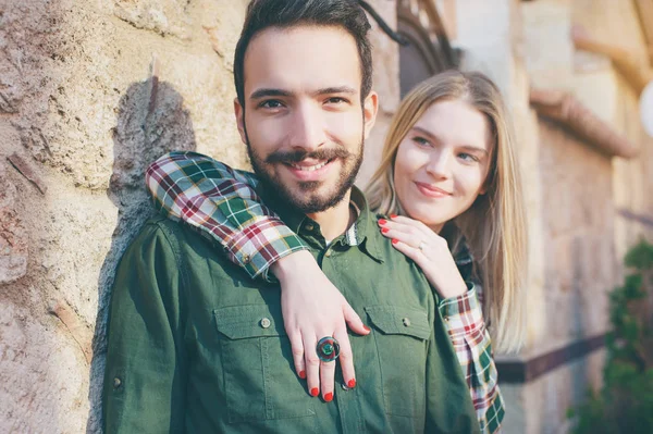 Vackra Unga Älskande Par Står Utomhus Tillsammans Medan Kvinnan Kramar — Stockfoto