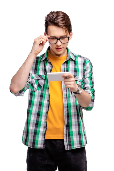 Retrato Estudio Joven Guapo Usando Teléfono Inteligente — Foto de Stock