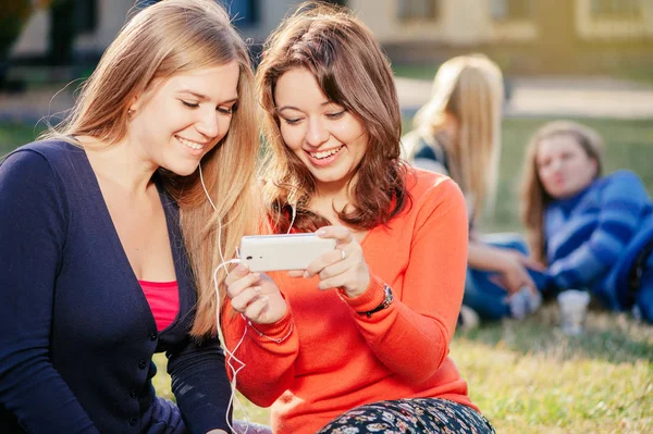 Zwei Lächelnde Junge Frauen Mit Smartphone Die Sich Zusammen Mit — Stockfoto