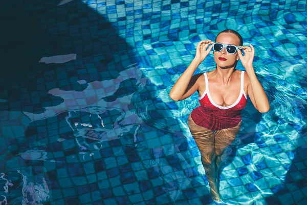 Schöne Junge Frau Roten Badeanzug Schwimmbad — Stockfoto