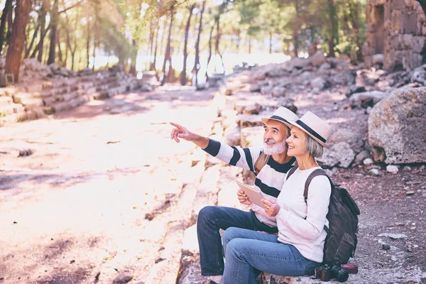 Couple Familial Voyageur Sénior Utilisant Une Tablette Informatique Lors Visites — Photo