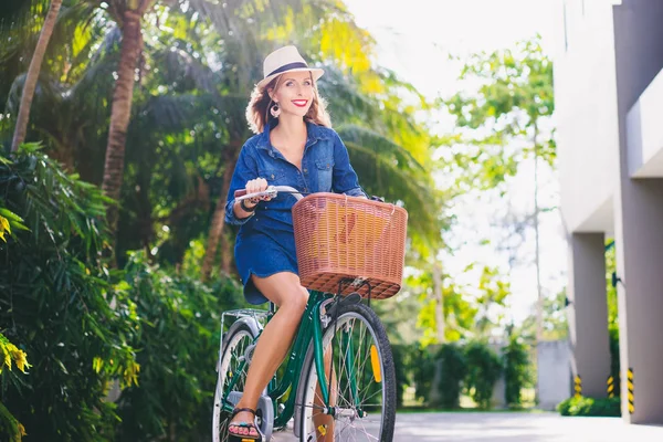 帽子乗って自転車でかなり若い女性 — ストック写真