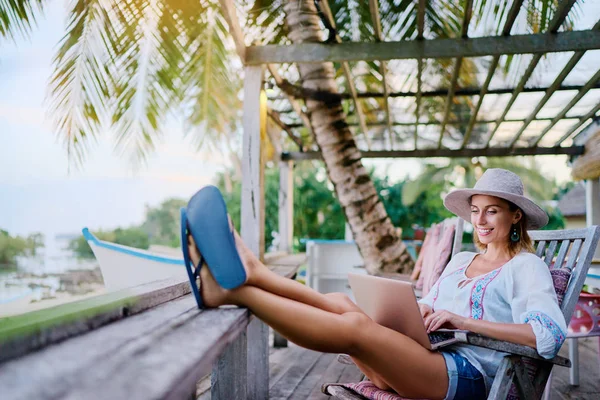 Mujer Bastante Joven Usando Ordenador Portátil Cafetería Playa Tropical —  Fotos de Stock