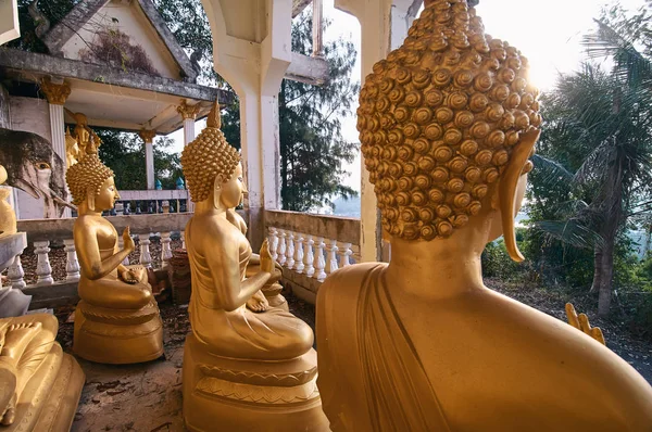 Πολλά Χρυσά Αγάλματα Του Βούδα Στην Ταϊλανδική Ναός — Φωτογραφία Αρχείου