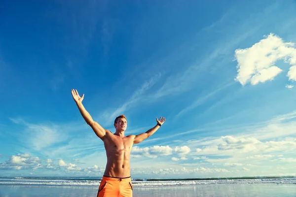 Joven Hombre Guapo Fuerte Levantando Las Manos Playa Contra Cielo — Foto de Stock
