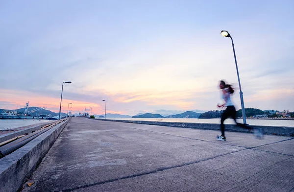 Mujer Joven Corriendo Muelle Del Mar Desenfoque Movimiento —  Fotos de Stock