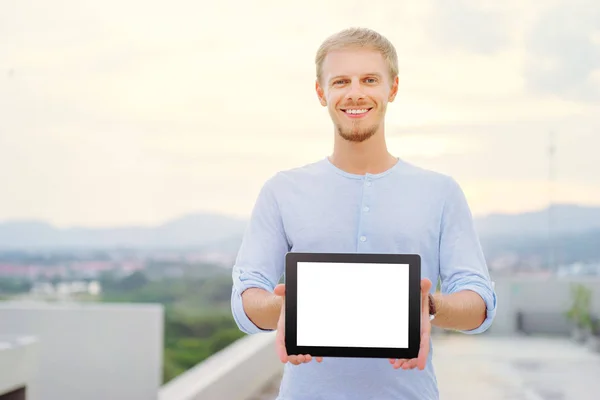 Zewnątrz Portret Przystojny Młody Mężczyzna Trzymając Cyfrowego Tabletu Pokazując Ekran — Zdjęcie stockowe