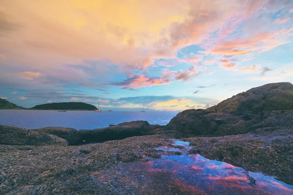 Hermoso Paisaje Con Coloridas Nubes Atardecer Mar — Foto de Stock