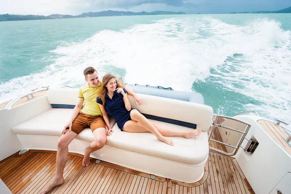 浪漫的假期和奢华的旅行 年轻情侣坐在沙发上的现代游艇甲板上 — 图库照片