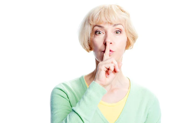 Poważne Kobieta Średnim Wieku Trzymając Palec Ustach Patrząc Kamery Stojąc — Zdjęcie stockowe