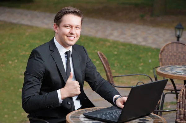 Feliz Joven Hombre Negocios Traje Corbata Mostrando Pulgar Hacia Arriba — Foto de Stock