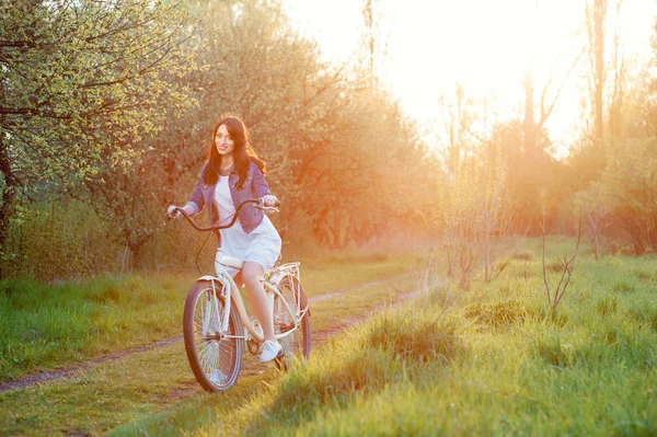 Ελκυστική Νεαρή Γυναίκα Μελαχρινή Ιππασία Ποδήλατο Φύση Φόντο — Φωτογραφία Αρχείου