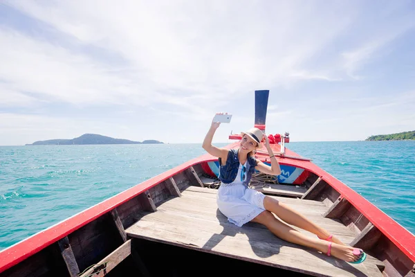 Mujer Bastante Joven Tomando Selfie Teléfono Inteligente Navegando Por Mar — Foto de Stock