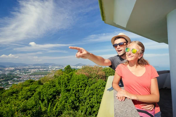 ビュー ポイントで空を楽しむ旅行者のカップル — ストック写真