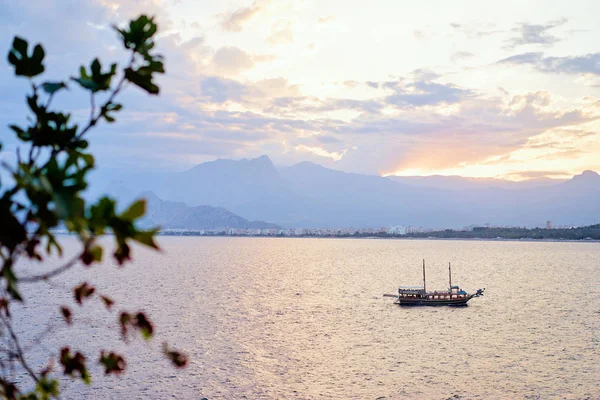 Hermoso Paisaje Marino Con Bahía Mar Montañas Barco Antalya Turquía — Foto de Stock