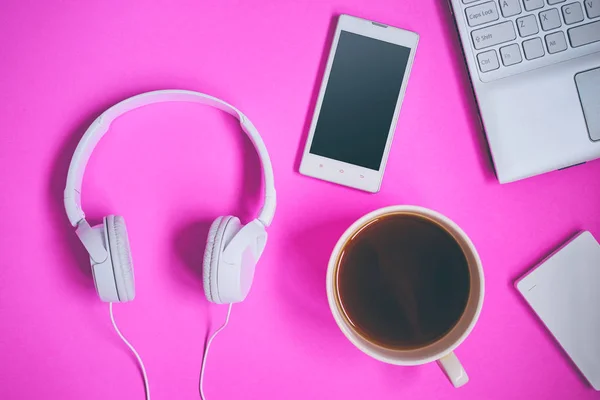 Verschillende Objecten Roze Achtergrond Items Zijn Oortelefoons Smartphone Laptop Kopje — Stockfoto