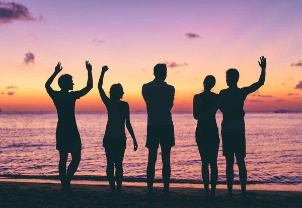 Silueta Personas Disfrutando Puesta Sol Orilla Del Mar —  Fotos de Stock